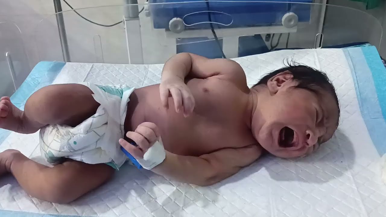 Very Emotionally 😭 & Loudly cry New Born Baby 🐥For her mother ||Then Feed Milk and calm By The Nurse