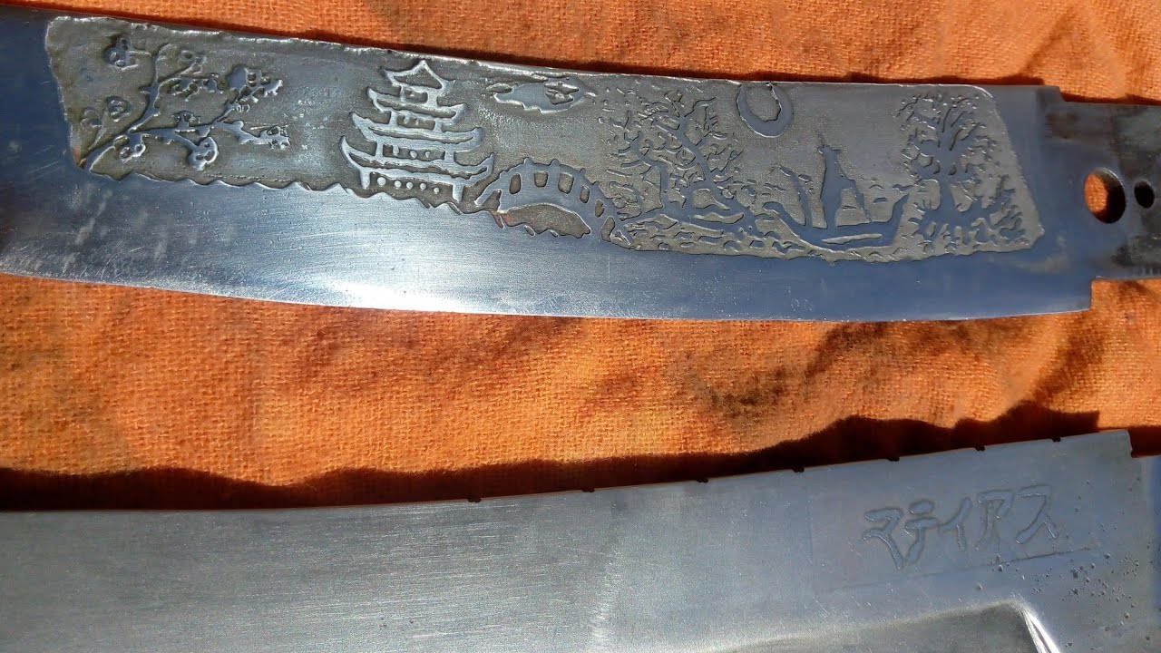 Dos formas de grabar metales con electricidad. comparación en dos cuchillos diferentes.