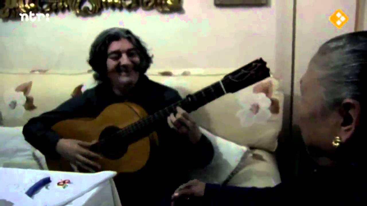 Tía María Bala con Morao a la guitarra