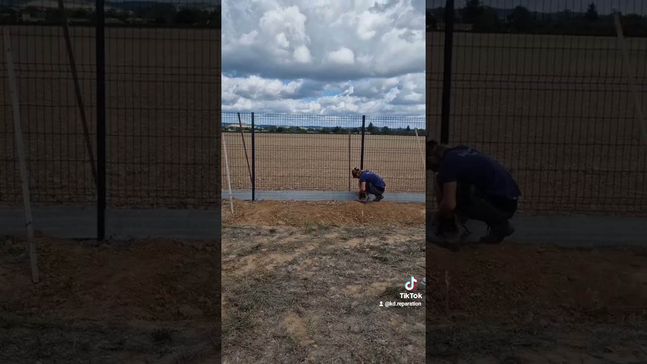 Pose de cl&ocirc;ture en panneaux rigide avec soubassement b&eacute;ton #jardin #cl&ocirc;ture #reels #fyp #cleaning