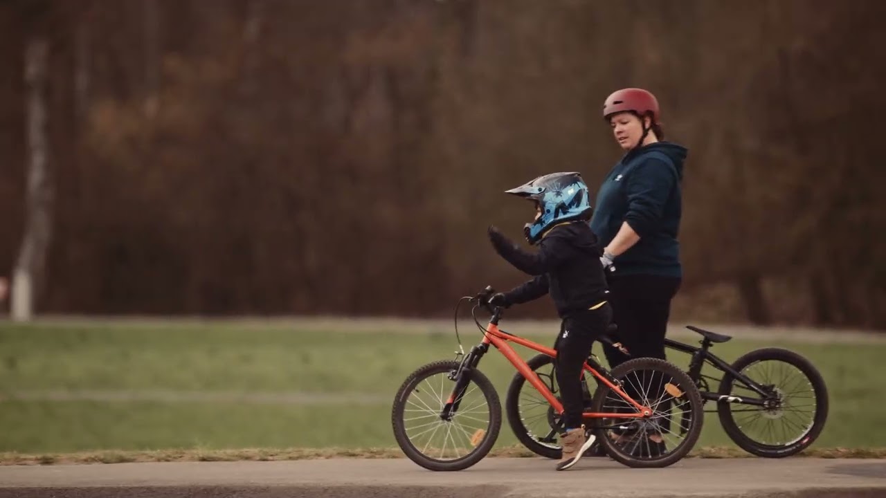 Young rider session on the pump track