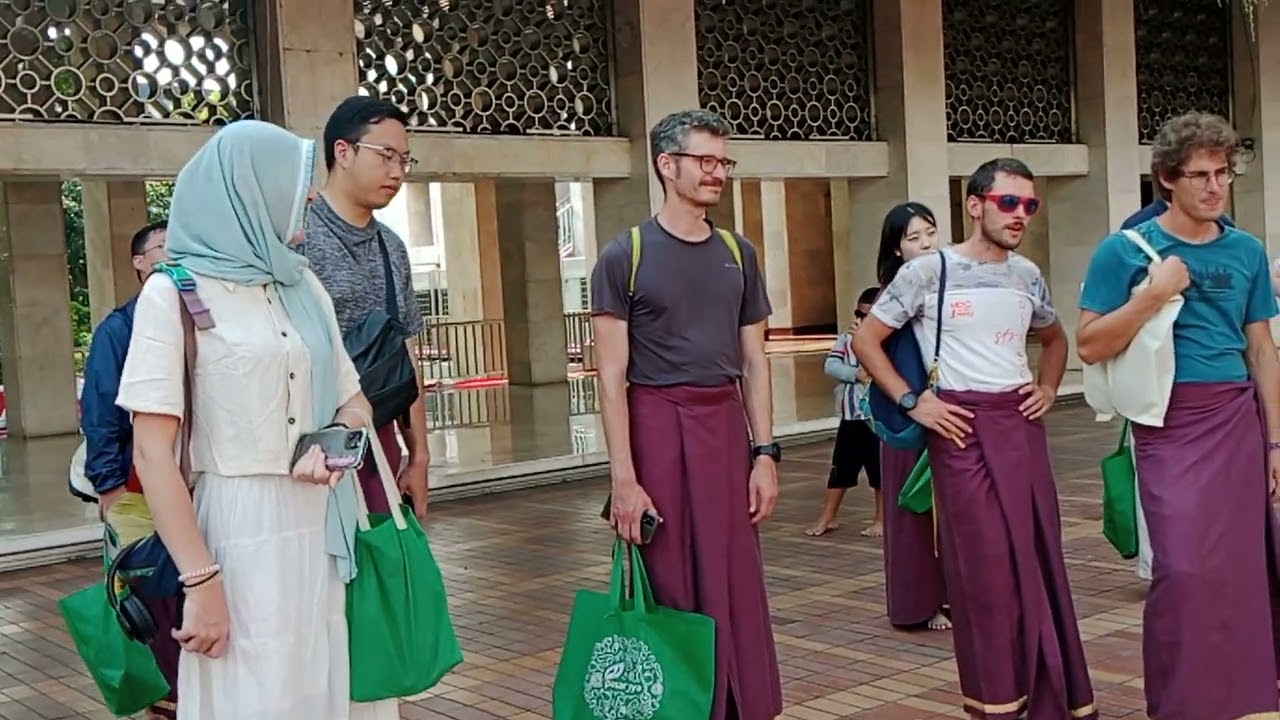 Wisatawan Luar Negeri / Bule Wisata Religi ke Masjid Istiqlal