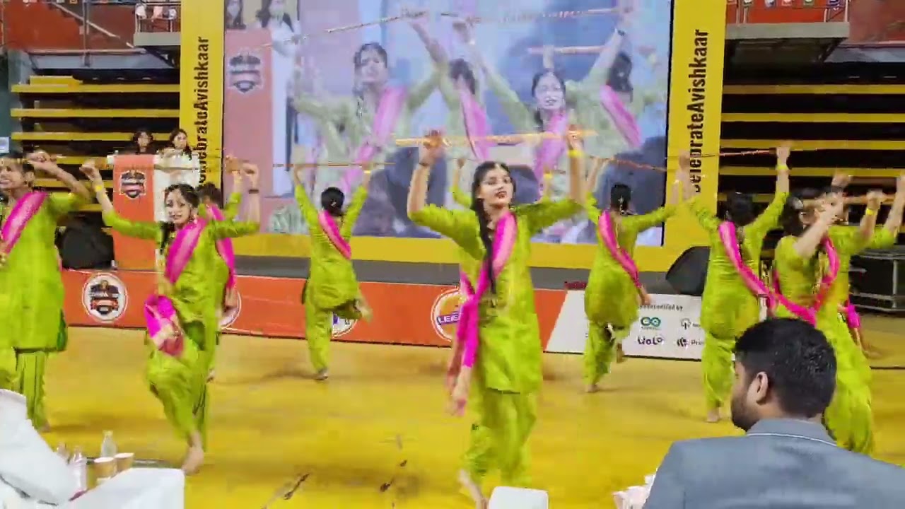Dancing Divas Rocks Bhangra at Avishkaar League | Choreographer Smita