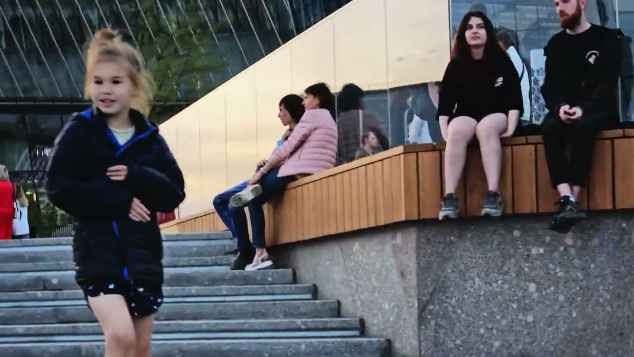 Потрясающая летняя прогулка по Санкт-Петербургу в 4K: красивые русские девушки