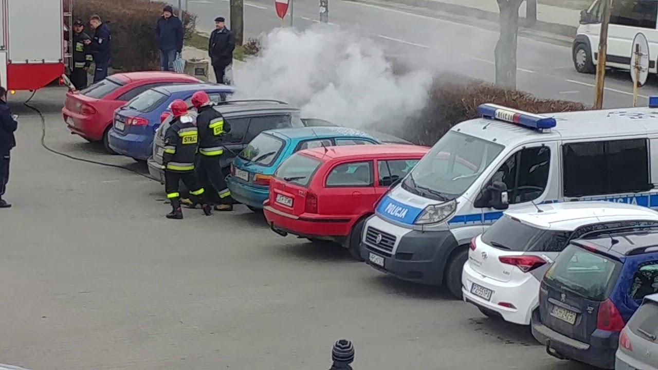 Pożar samochodu Kraśnik, poszukiwany wyciągnięty z bagażnika wersja oryginalna