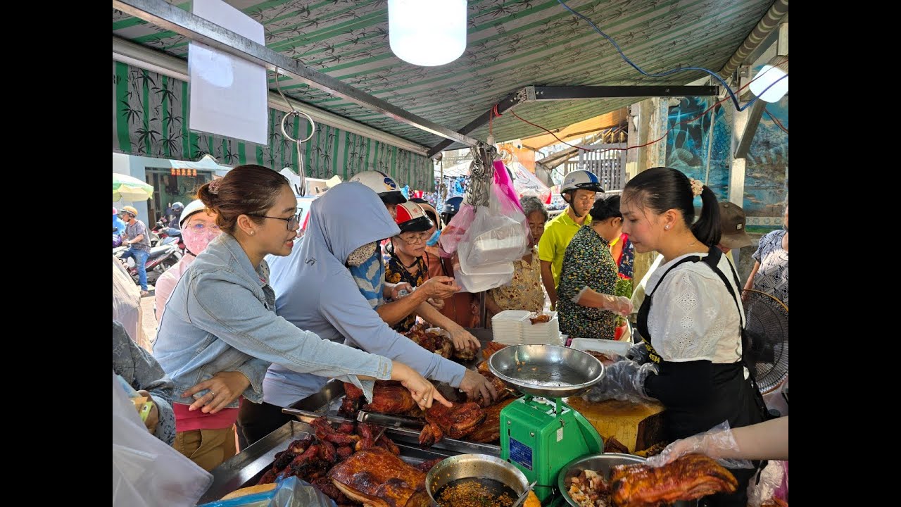 Bà trùm heo quay Kim Mai thu cả giỏ tiền trong ngày Vía Thần Tài