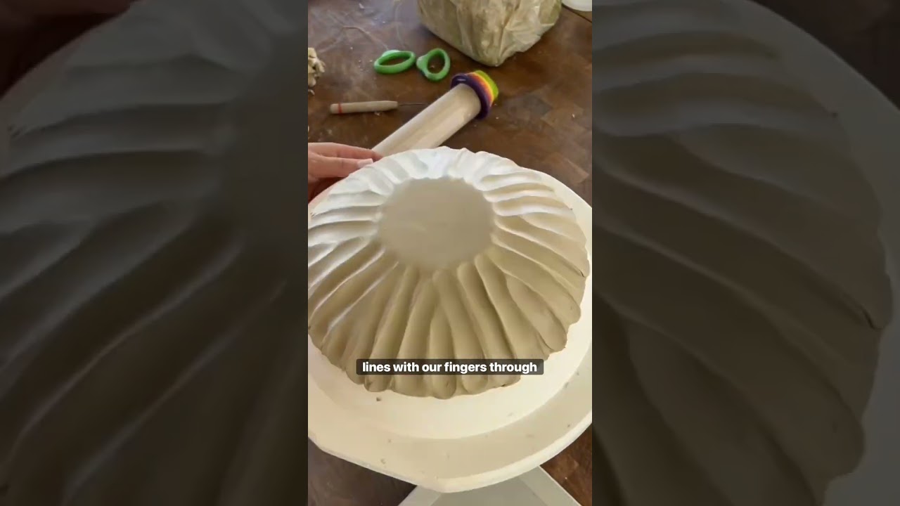 Hand building a ceramic bowl #clay #howto #clayvideos #ceramics #diy #handmade #craft #craftideas