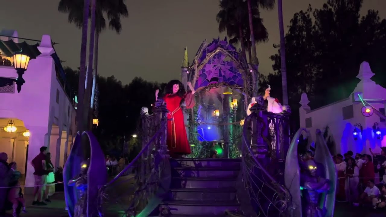 Disney Villains in the Frightfully Fun Parade 🪄 #disney #disneyland #oogieboogiebash #villains