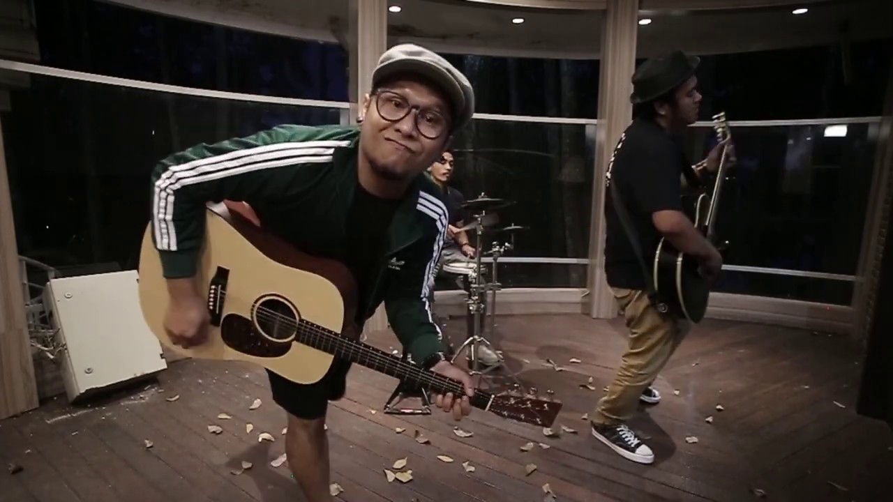 Boneka Kayu - The Melodrama (Lyric Video)