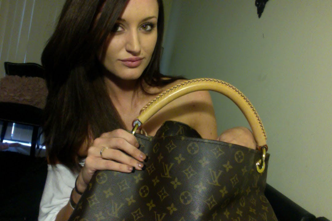 Whats in my bag *ARTSY MM & Toiletry 26*