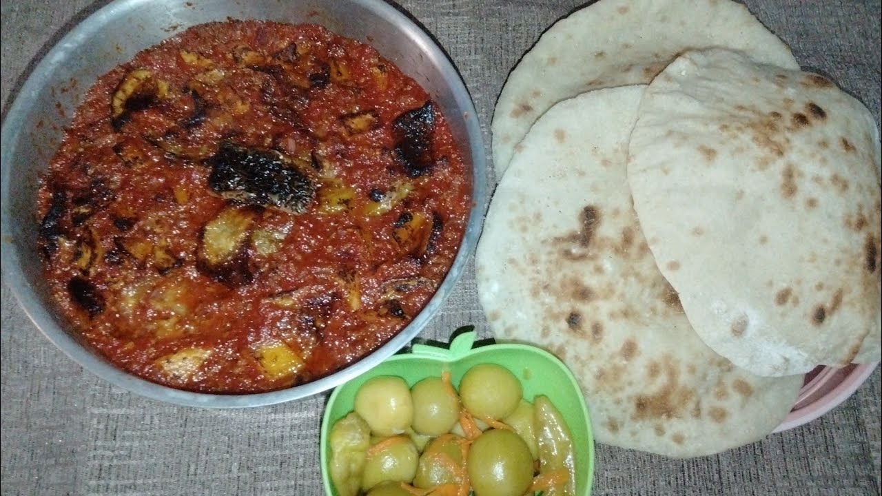 هاتي كام رغيف عيش وتعالي كلي احلي مسقعه بلحمه المفرومه 😋😋