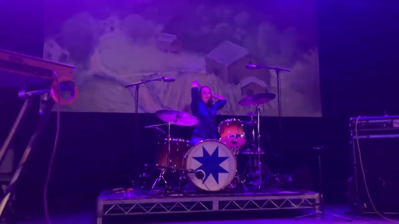 phonetics on and on! Horsegirl live at the metro but my phone dies in the middle of julie so