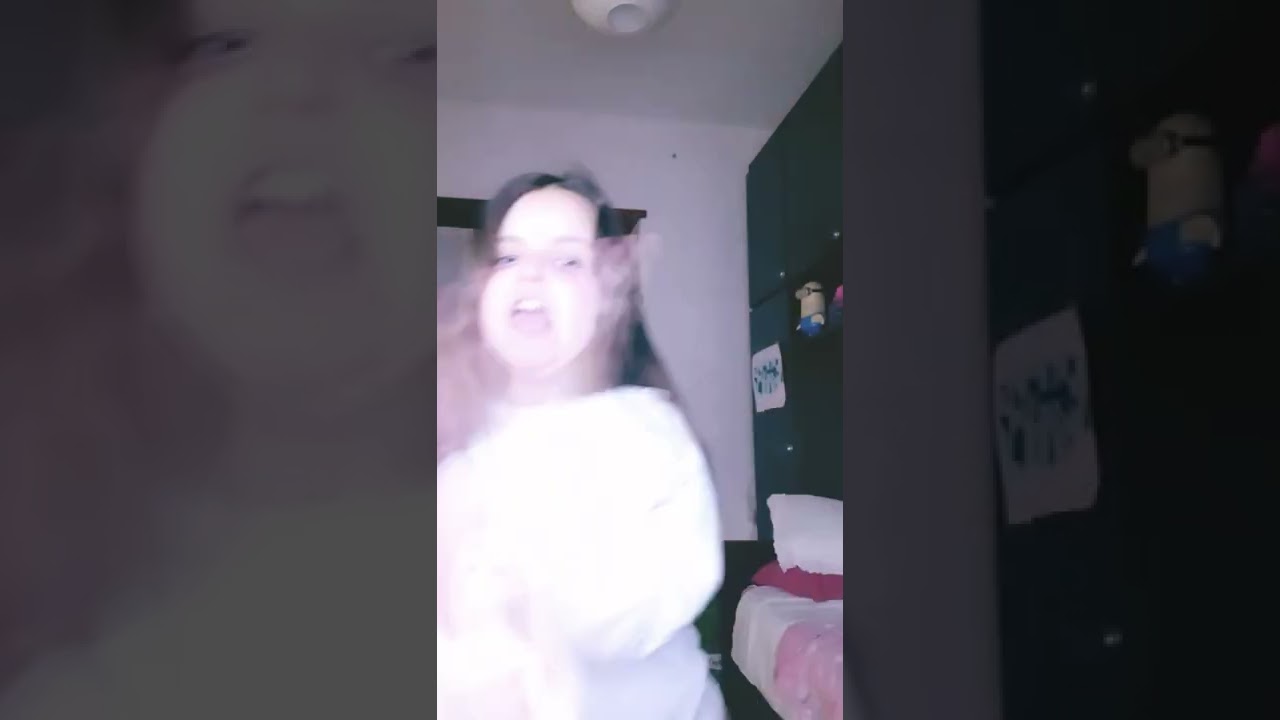 mia mamma sta con una mano ingessata