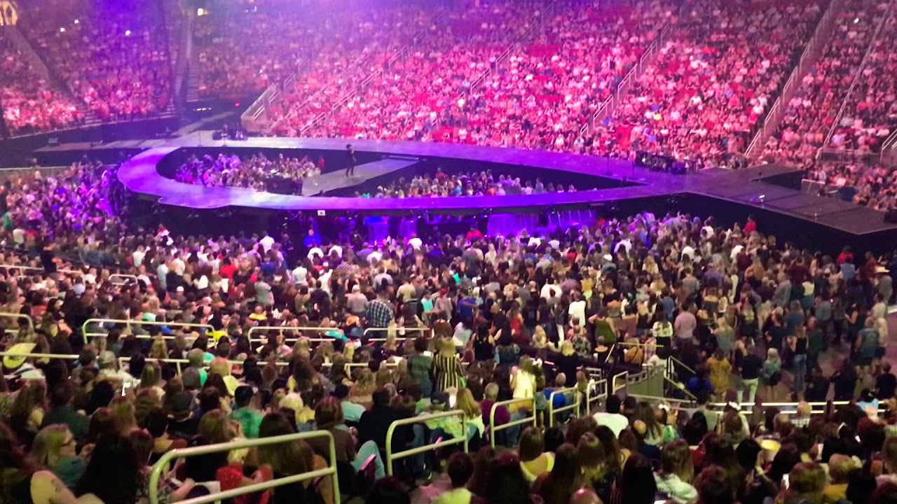Carrie Underwood - (Cry Pretty Tour 360)