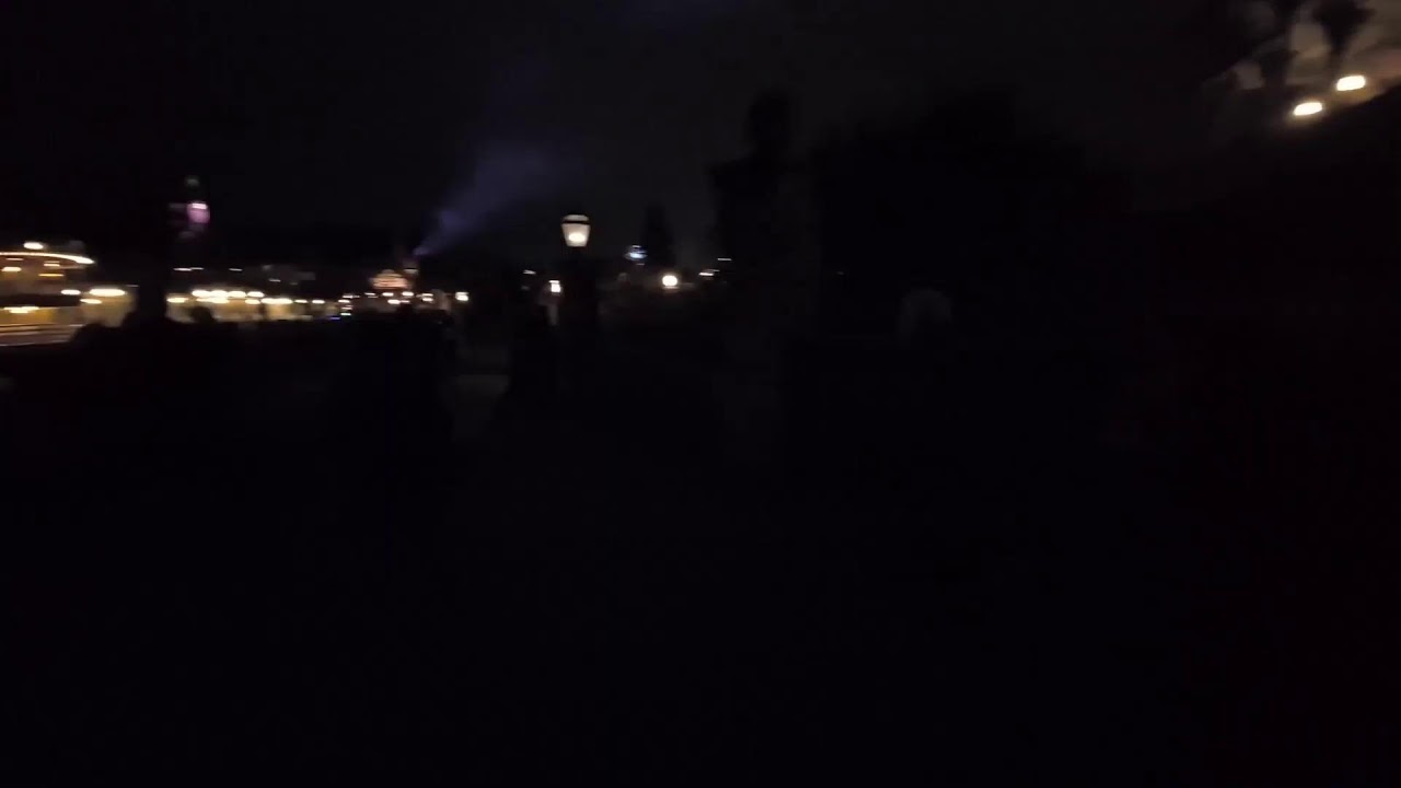 ✨️walk around Disneyland Paris take the sights of the Village and stuff✨️