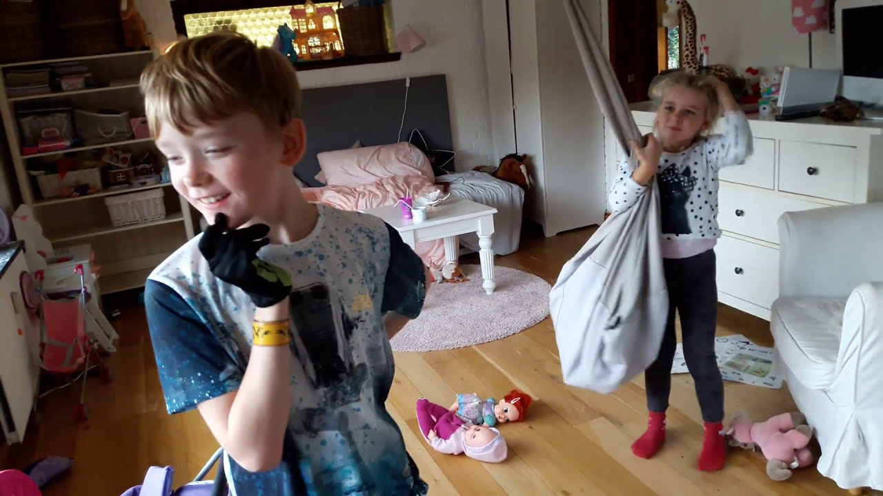 Victor putter Sofia i fængsel i legen 😱