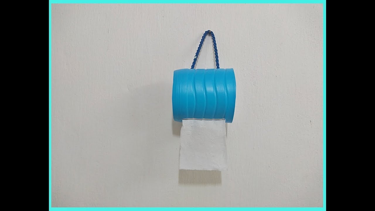 Porta papel com garrafa de água sanitária