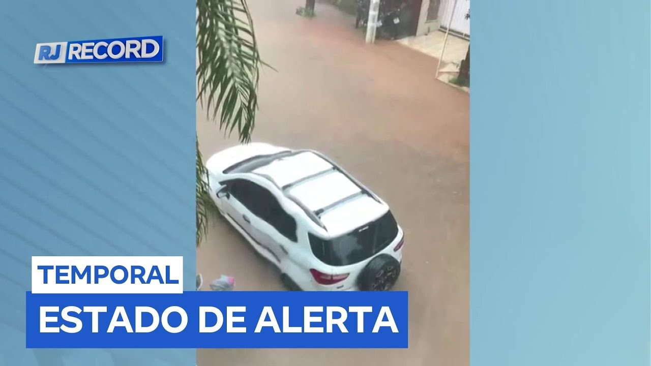 Ruas alagadas após temporal desafiam motoristas pelas ruas de Itaperuna (RJ)