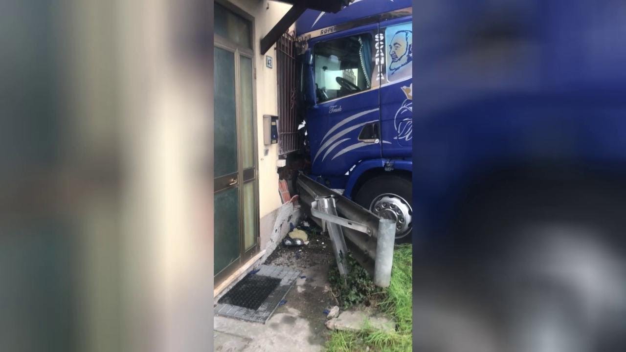 Con il camion contro la casa per la nebbia: paura a Roncoferraro