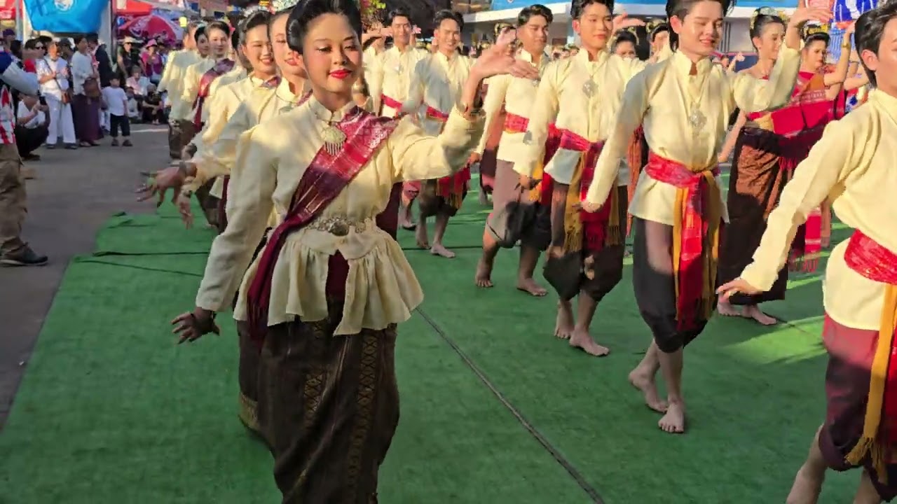 รำถวายองค์พระธาตุพนม#ประเพณี #สวยงามมากๆ #สนุกสนาน 