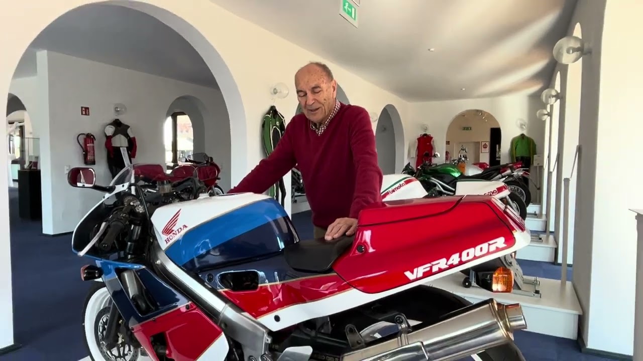 Honda VFR 400 NC30 mit Rennfahrer Legende Helmut D&auml;hne