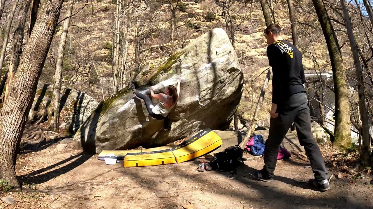 Schweiz | Brione | Bouldern | 6b - 7a | 18 Boulder