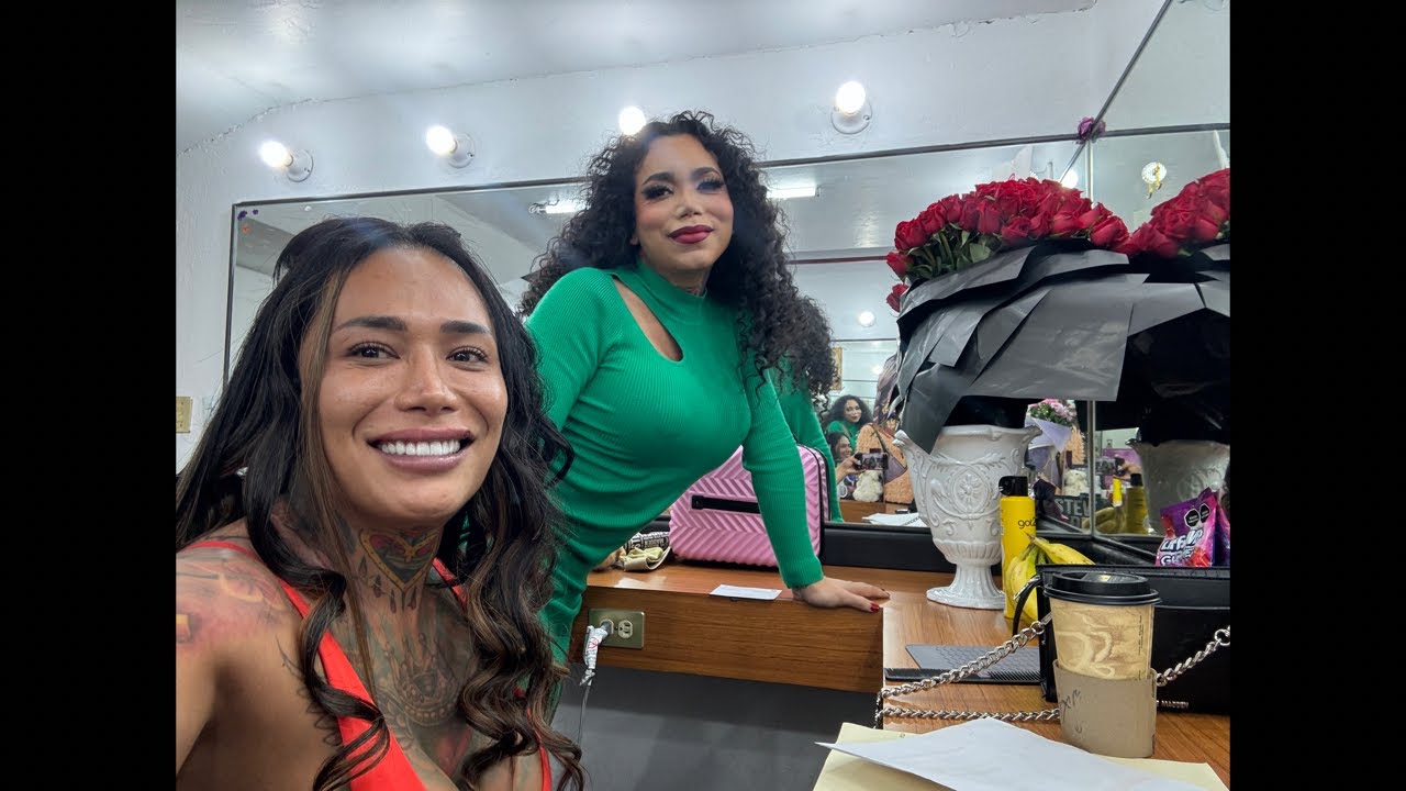 Kary Torres Oficial está en vivo mi primera obra y me regalaron unas flores el Dr Miguel