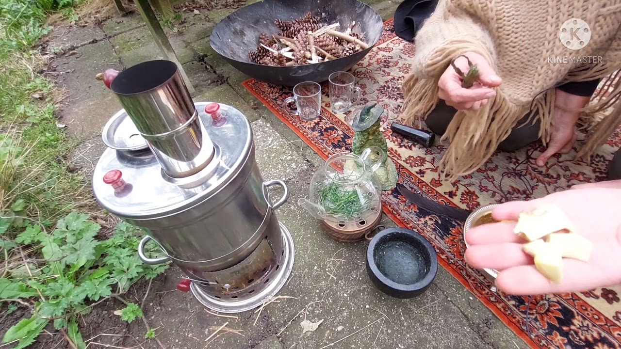 de kruidenheksen maken ontzurende  dennennaalden thee. Een gezondheids boost