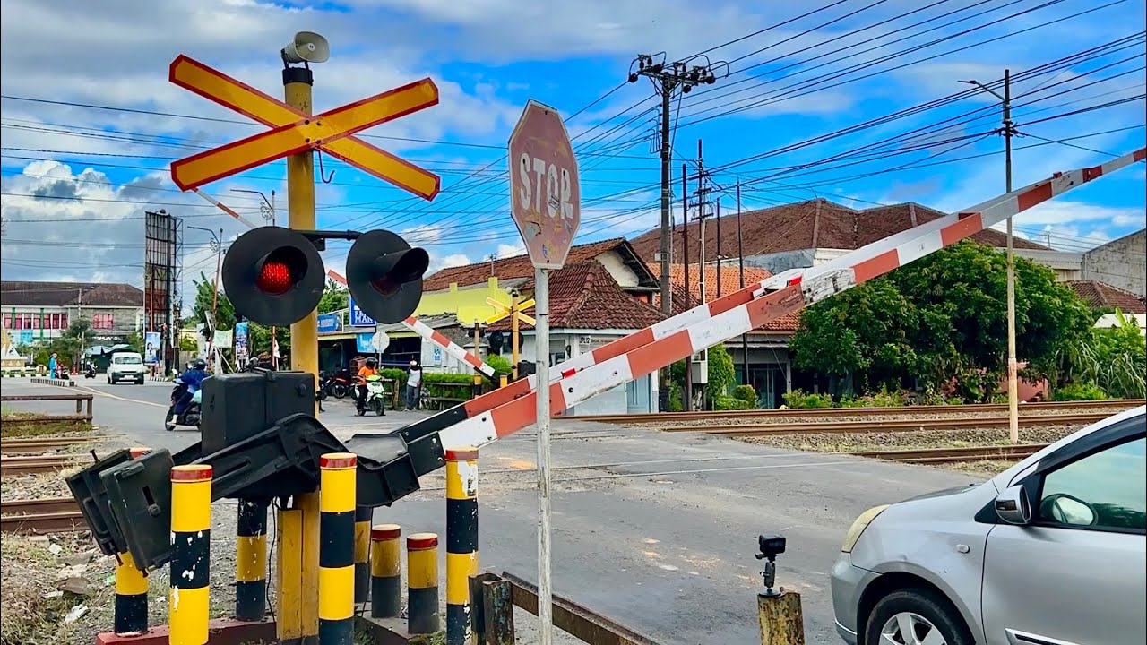 Perlintasan Kereta Api Stasiun Gumilir Cilacap, Jawa Tengah