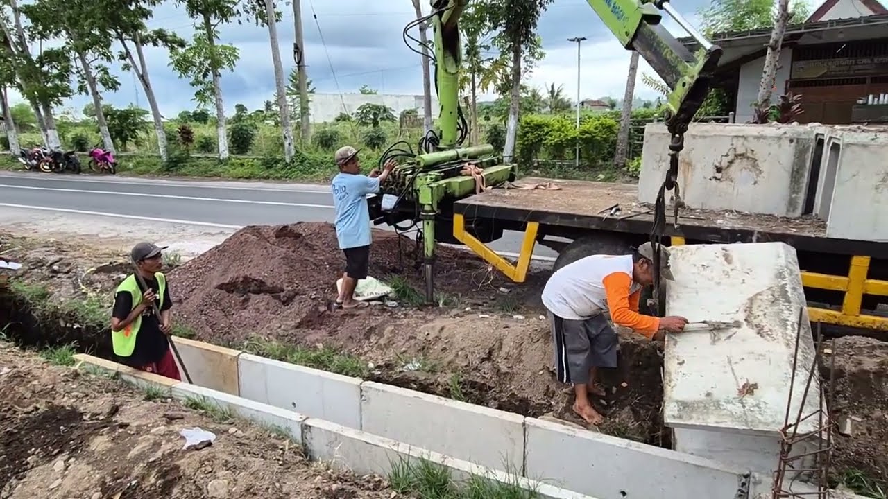 Pemasangan U DITH di Pinggir Jalan Provinsi