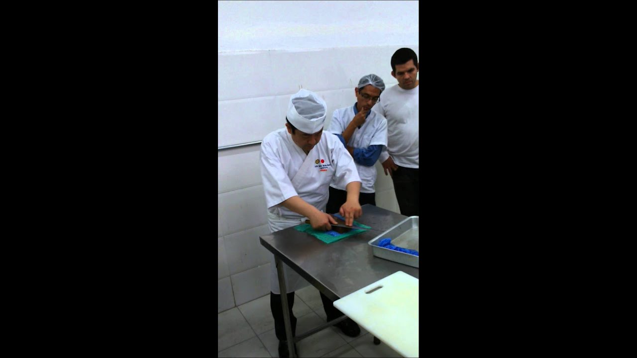 Mestre Hirotoshi Ogawa ensinando amolar yanagiba.