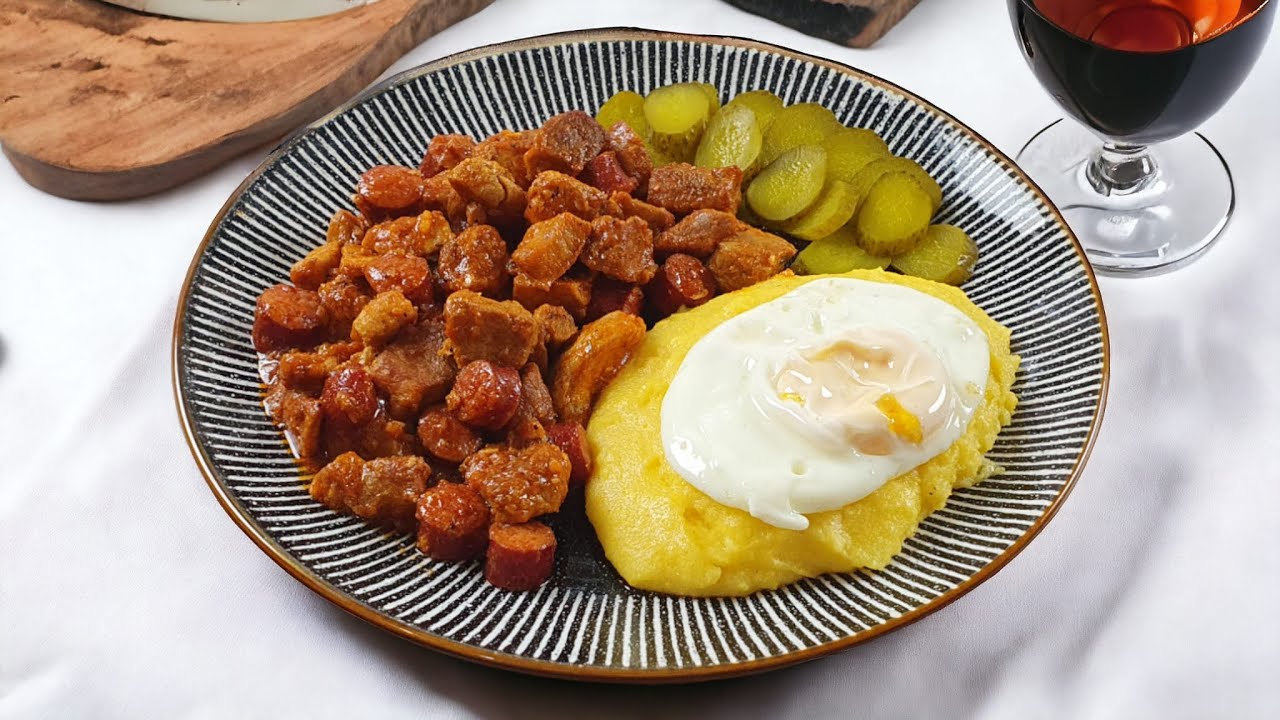Tochitura cu Carne de Porc si Carnati | Tochitura cu Mamaliguta si Ou | Bucataria Mariei