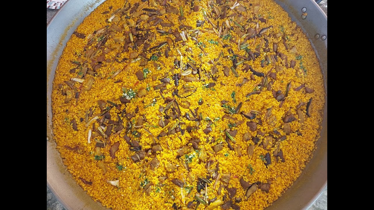 Paella de secreto ibérico, setas y ajos tiernos