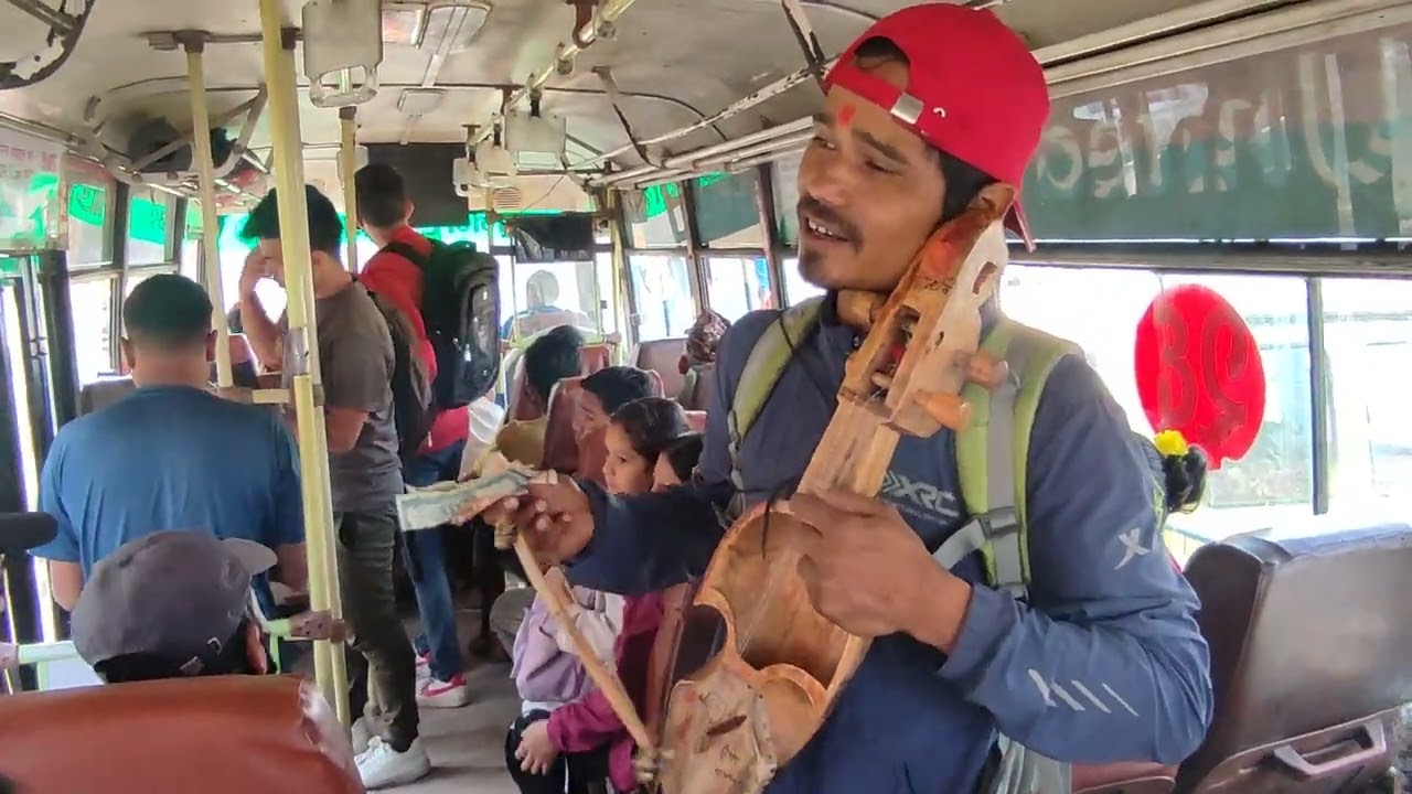 बज्यो सारंगीको धुन सार्बजनिक यातायातमा । Nepali Folk Music Sarangi