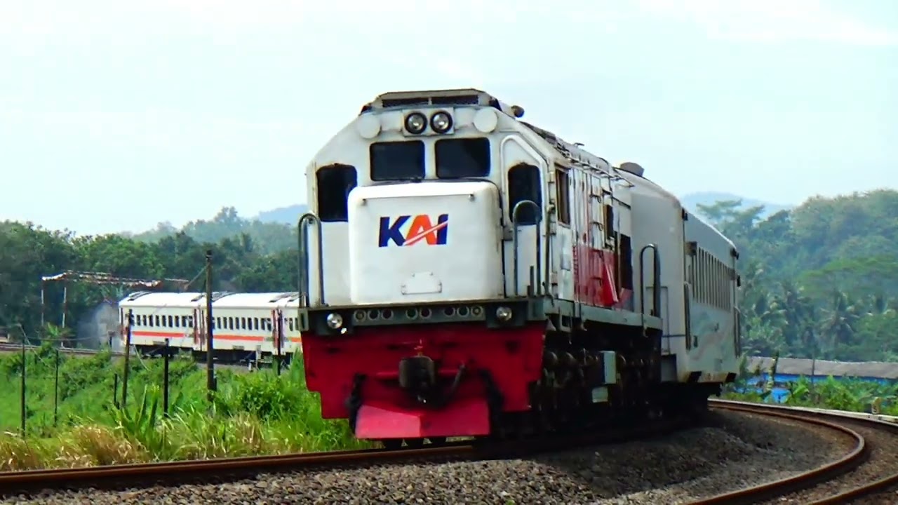 Kereta api fajar yk lokomotif merah