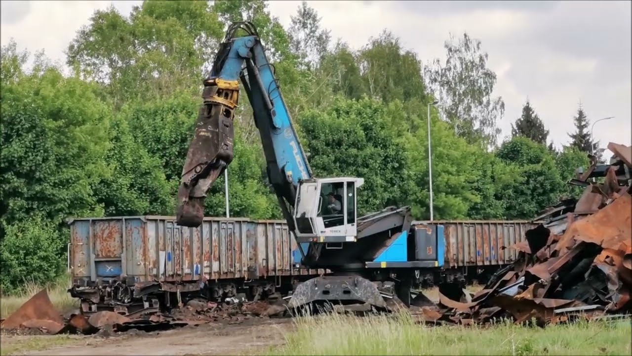 Kasacja węglarek przy ul. Podgórskiej / Dismantling of coal trucks at Podgórska street