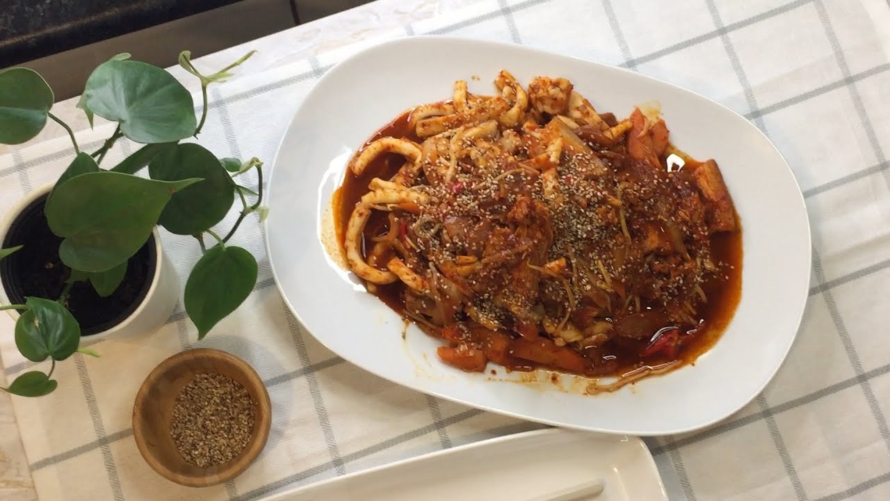 오삼불고기   Osam bulgogi   (spicy squid & pork stir fry) // Restaurant food you can cook at home