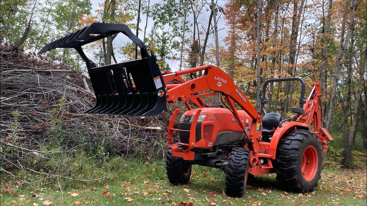 Грейферный ковш Land Pride в действии: уборка веток и брёвен — трактор Kubota L4701