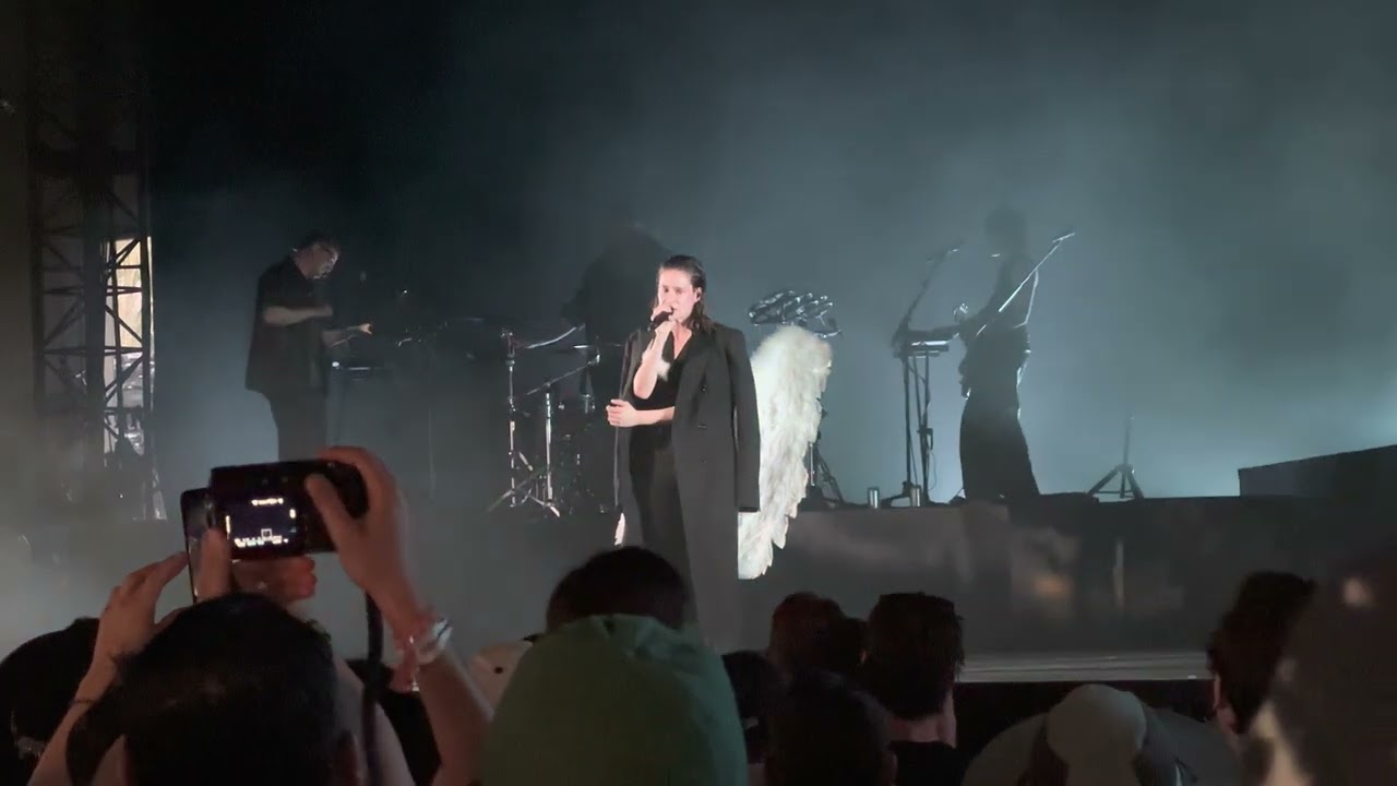 Christine and the Queens - To Be Honest - live at Coachella 2023 W1