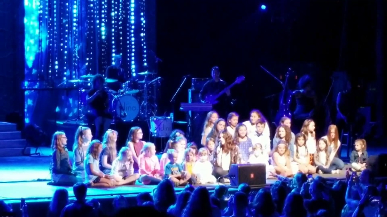 Copy of Idina Menzel brings all the kids up to sing 
