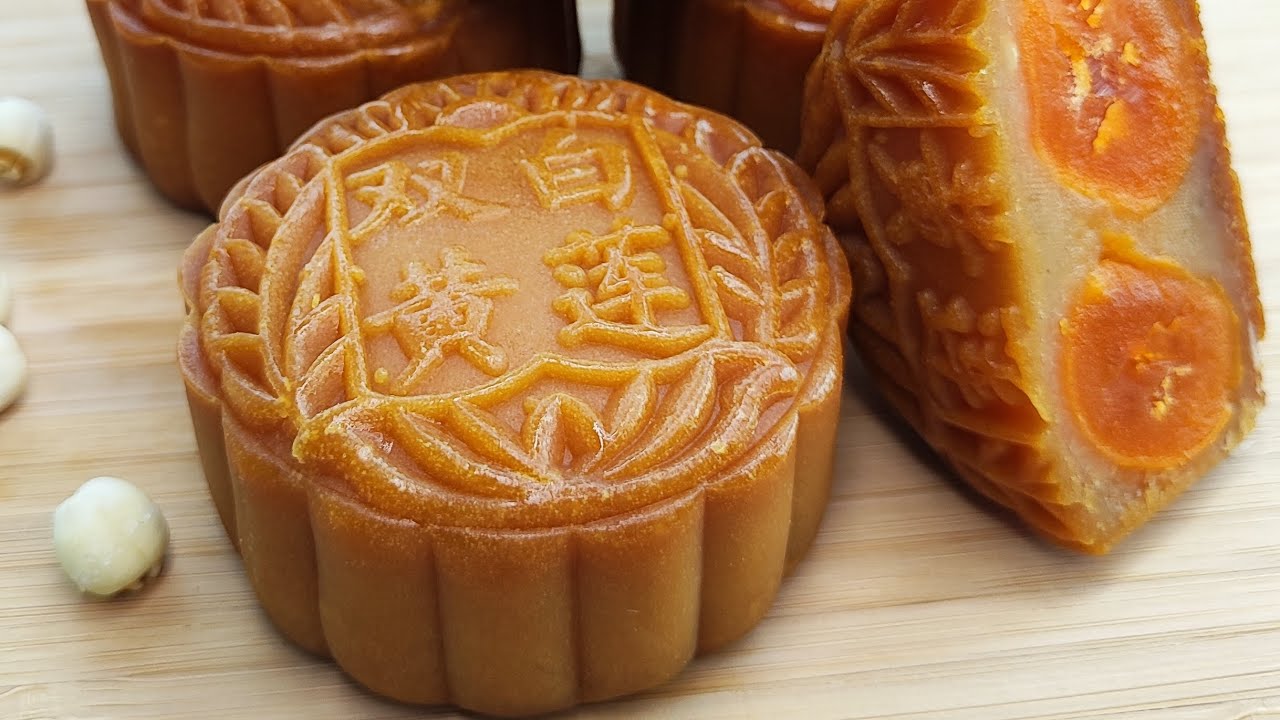 Lotus Paste Double Yolk Mooncake 雙黃白蓮蓉月餅