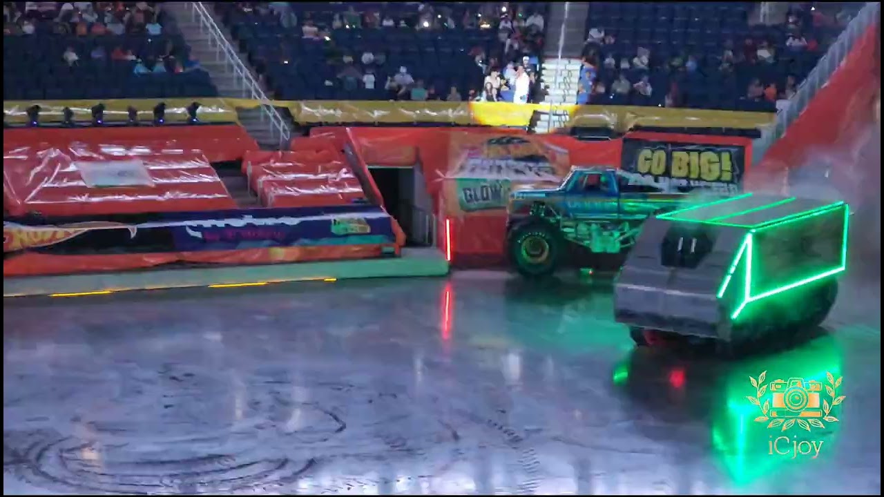 Hot Wheels Monster Trucks Live: Glow-N-Fire