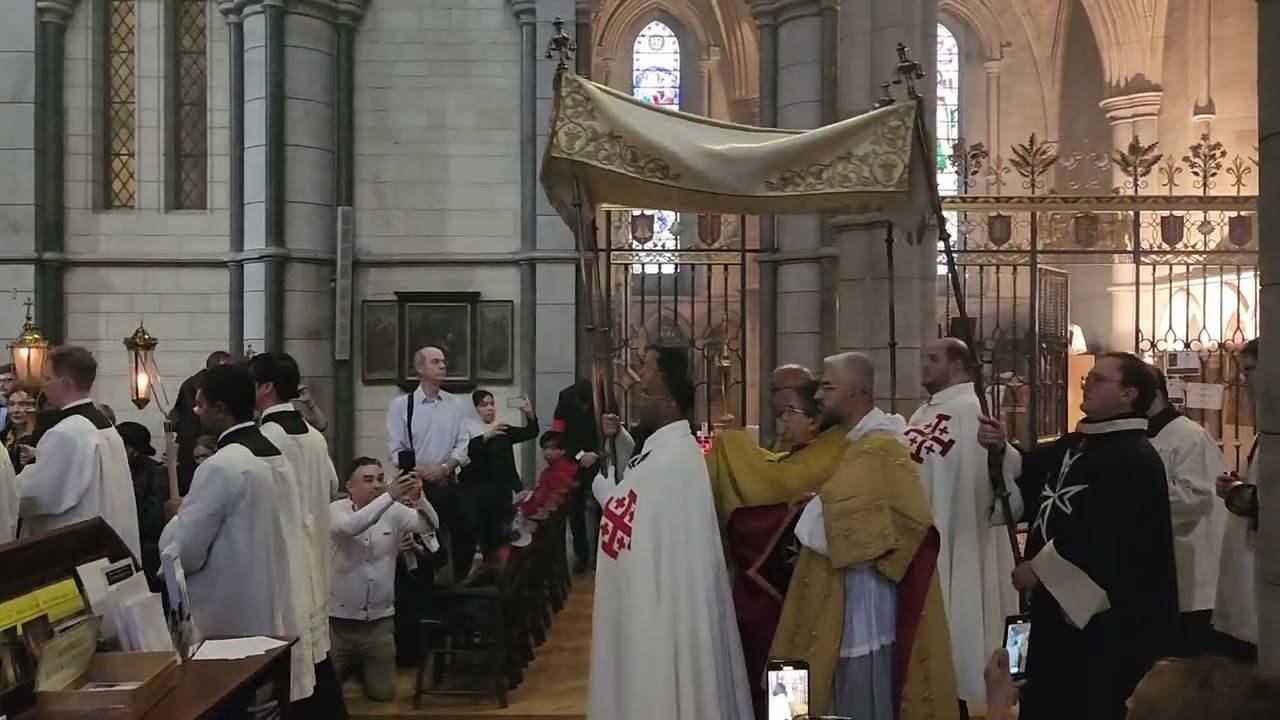 The Blessed Sacrament enters St. James's Roman Catholic Church at Spanish Place #eucaristia #jesus