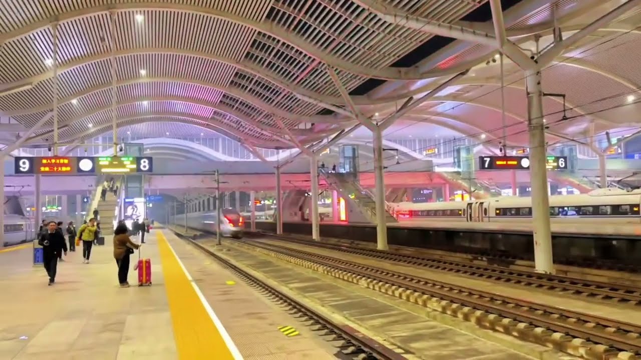 Fuxing EMU reaches speed and crosses stationsFuxing ລົດໄຟຄວາມໄວສູງໄດ້ໄວຜ່ານເວທີ 夜晚复兴号动车组跨站达速通过高铁站