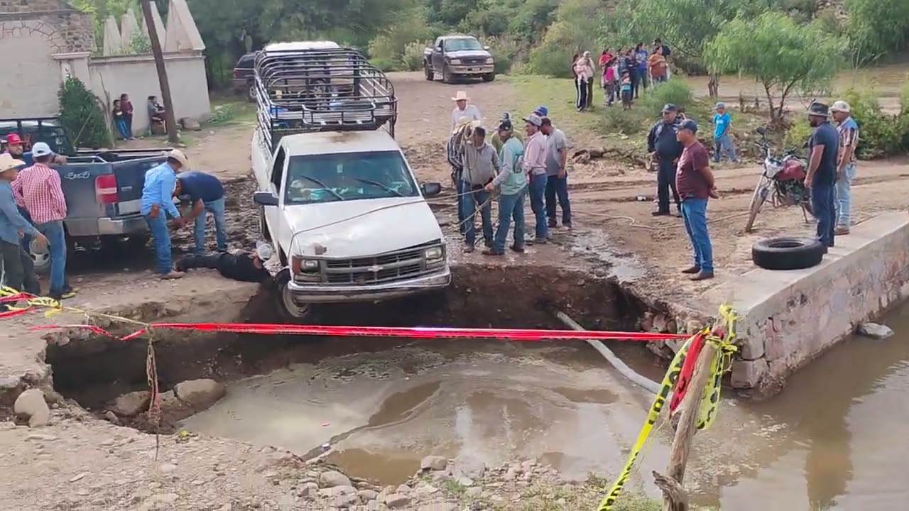 Sacando la troca que se cayó al barranco del rio en la michilia 