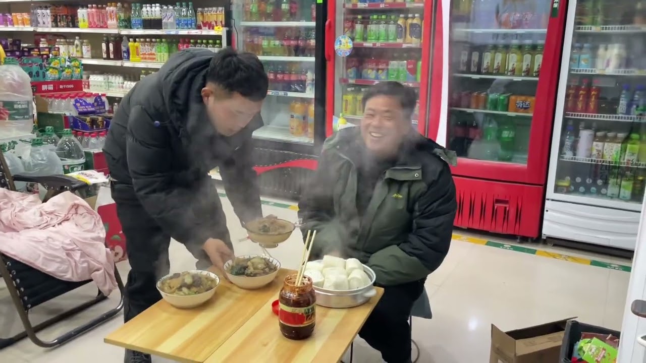 老丈人卖一天苹果辛苦了，晚上女婿给加餐，爷俩晚上小酌一杯 #三农故事 #老丈人和女婿 #日常vlog #随拍记录生活