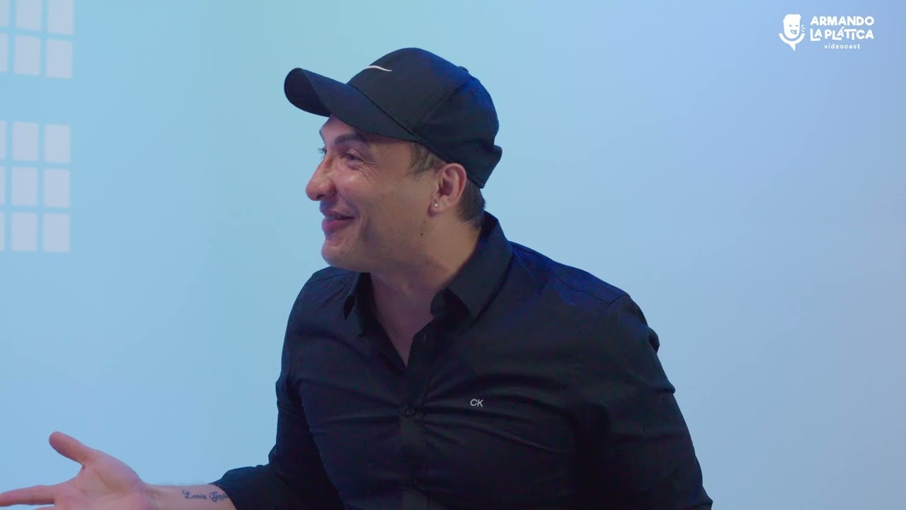 Armando la plática con Augusto López