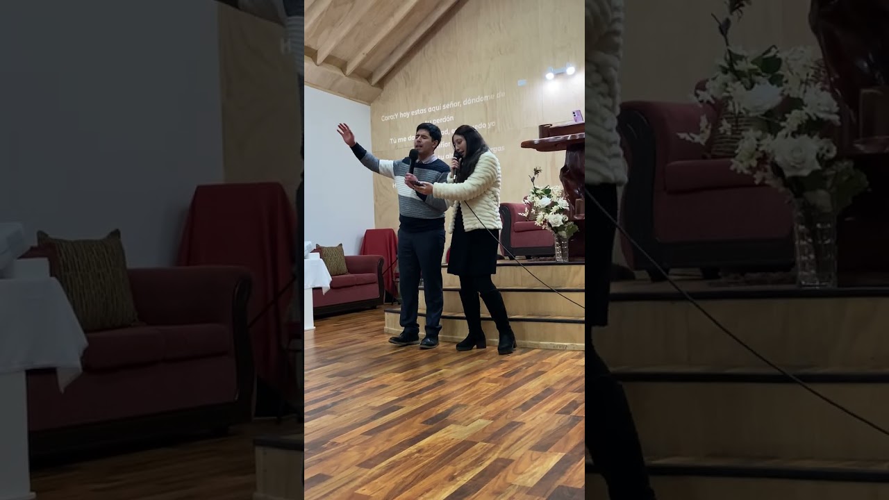 Hermana Fabiola Maldonado, canta al Señor junto a su esposo Víctor Mansilla. 