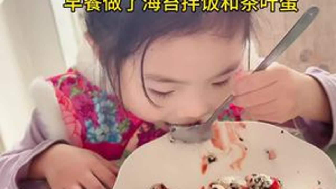 记录一拖二单亲妈妈的日常，早餐做了孩子爱吃的茶叶蛋和海苔拌饭团，姐妹俩都光盘了～生活很简单，日子一般般，我们各自努力相互陪伴，爱我的小宝贝们😄#记录真实生活 #记录生活