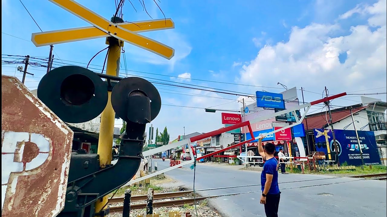 BERBEKAS!, Perlintasan Unik Kereta Api Trayeman Slawi Tegal, Jawa Tengah